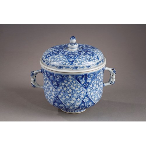 pot and cover in white blue porcelain  _ China Kangxi period 1662/1722